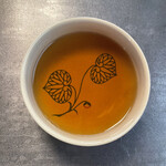 Karasumi Sobatsuki To Matsu - あおいの柄の湯呑みに焙じ茶