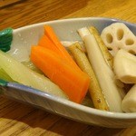 旬味ひげ - 2013.4自家製ピクルス。
      リンゴ酢とローリエと青森にんにくを使って漬けこんだ一品。