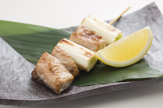 Edo wan chokusou kaiten toukyou sushi kaidou by ITAMAE SUSHI - 本まぐろねぎま串（1本）