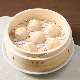 The skin is so thin that you can see inside, and the meat is juicy. “Xiaolongbao” made by Dim sum sum master