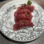 Nikuzuki - 肉寿司
                        モノトーンの大輪の薔薇の絵のお皿に
                        美しいさしの入った肉寿司