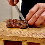 そば 六郷 - 肉の旨味が出るようにカットします（承認済み）