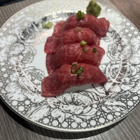 にくずき - 肉寿司
                  モノトーンの大輪の薔薇の絵のお皿に
                  美しいさしの入った肉寿司