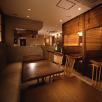 八銭 - 1Fはカウンター席とテーブル席メインのゆったりとした雰囲気の中でお過ごし頂けます