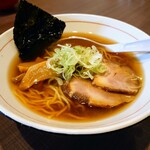 Sutamina Ramen Gamusha - 醤油ラーメン
                        スープ
                        魚介強めの昔ながらの中華そば系、塩みが強めです。
                        麺
                        黄色ちぢれ、加水普通中細麺で、標準的。
                        具材
                        チャーシュー、大きさ厚みややリッチな感じ。
                        ネギ、メンマ、海苔。