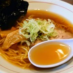 Sutamina Ramen Gamusha - 醤油ラーメン
                スープ
                魚介強めの昔ながらの中華そば系、塩みが強めです。
                麺
                黄色ちぢれ、加水普通中細麺で、標準的。
                具材
                チャーシュー、大きさ厚みややリッチな感じ。
                ネギ、メンマ、海苔。