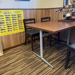 とんかつ和とん - 店内テーブル席（4人掛け）