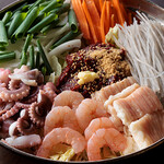 Han Hyonje - 釜山の名物で「ナッコプセ」タコ、エビ、ホルモンと野菜を秘伝の辛いタレで煮込んでご飯とすごく相性がいい料理です。