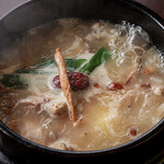 Han Hyonje - 長時間かけて煮込んで作った参鶏湯は健康的な一品料理です。