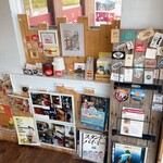 ハンバーガー モミジ - 入口はこんな感じ、、映画「フットルース」や「スタンド・バイ・ミー」のパンフレットがありました。
      よくこんなん保存してましたねーと言うと笑っておられました。僕も、フットルースって思い入れあるんですよ、、