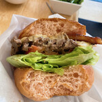 ハンバーガー モミジ - お行儀よくないですが、一口、齧りました！