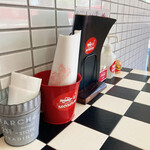 ハンバーガー モミジ - テーブルの上はこんな感じ