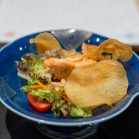 天ぷら 福たろう - 2023.6 北海道産マスノスケ（キングサーモン）炭火焼きサラダ 白味噌と白胡麻のドレッシング