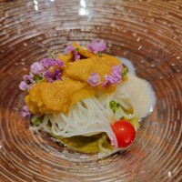 赤坂 鮨大谷 - まつもと時代からの定番。アワビきもソース雲丹ビーフン。可愛いマイクロトマト。ソースとよく混ぜていただく。