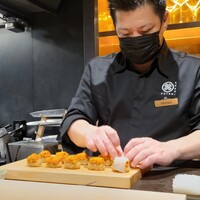 赤坂 鮨大谷 - 並ぶと圧巻な雲丹ちゃんたち。アオリイカのお布団かけてくよ。