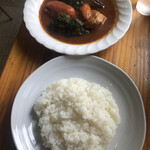 スープカレー カムイ - チキン野菜カレーの全容(テーブルが狭いので横に並べられない)
