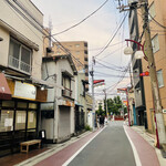 Ramen Tei Hinariryuuou - 店舗前から産業道路方向を臨む…