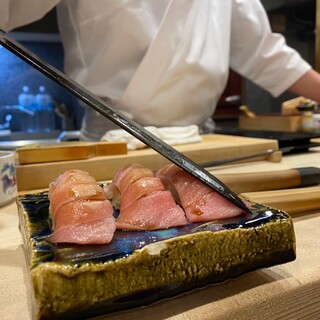 请品尝由厨师亲自精心挑选的材料和可靠的技术制作的握寿司。