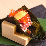 Sea urchin salmon roe hand-rolled meat Sushi (1 piece)