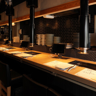 We also have counter seats with a live feel and completely private rooms. stylish space