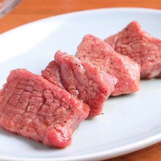 厚切的牛舌和首推的横膈膜等，请尽情享用考究的肉