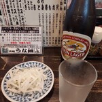 Ganso Unatetsu - お通しの大根とキリンラガー中瓶