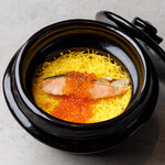 Earthenware pot rice with salmon and salmon roe