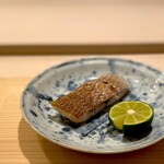 すし処 めくみ - のどぐろ。 年に７，８回、富山に通う僕にとって、のどぐろは食べ飽きるくらいに食べてますが、何度食べても飽きさせない魚。 この店、本当に火の通しかたが丁寧ですね。 箸を入れやすくするために、切れ目が２箇所入ってます。 しかも裏から。 この心憎い気遣い、くすぐられますねー。 柔らかい白身がほどけて食感が損なわれることのないよう、そして見栄えも損なわないようにとの気遣いでしょう。