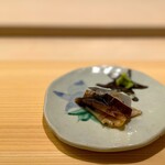 すし処 めくみ - 焼きトリ。 天然のトリ貝が入手できなくて養殖になってしまったことを大将、悔やまれてました。 本当に正直ですね、この大将。 でも、焼くと天然にも見劣りしないからと、焼きトリに。 焼きトリは大将が命名。 これは炙ったぶん香り立ち、生では味わえない食感。 ぜんぜん悪くないです。 ペアリングではぜんぜん追いつかず、何度も酒、追加で注文しました。 こんなに旨いつまみを前に、酒飲まずにいられるかー。