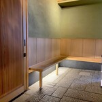 すし処 めくみ - 居心地のいいウエイティングスペース。20分以上早く到着したけど、ここで一息つけました。時間になると一客づつカウンターに案内されます。