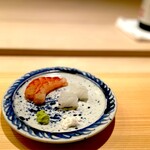 すし処 めくみ - シマエビとイカ。 赤いですねー。 皿が赤く染まるほどに赤い。 石川から富山に向けては多様なエビだらけです。 甲殻類に目がない僕も甘エビ、ボタンエビ、白エビと毎度楽しませてもらってますが、本日のシマエビは、際立つエロさ。 ぬるりとした粘膜質な生の、生き物の命を残酷に咀嚼する、オレって獣だったんだ感が湧き上がります。 イカは、4日寝かして、口あたりがしっとりとモチモチに。 旨味が増しましです。