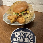 TOKYO ALEWORKS STATION TAPROOM - チーズバーガー1400円