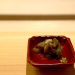 すし処 めくみ - バイ貝。 こんな見た目は初めて。 大将、アワビや貝について語るとき、コラーゲンと言う言葉を多様しますが、バイ貝食っててコラーゲンってあまりイメージしませんよね。 でも、これ牛すじのように透明感でてます。 コラーゲンです。 豚骨ラーメンほどではないにしてもコラーゲン感じます。 バイ貝の概念をひっくり返された料理。 あまり興味ないバイ貝ですが、これは僕を虜にした初めての女、、ではなくバイ貝。