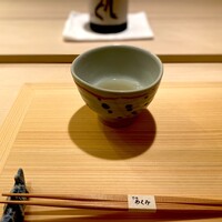 すし処 めくみ - 蒸し牡蠣の汁。 文字通りの味わい。 牡蠣ってずるいですよね、なんにもしなくてもこのお味ですから。 大将の「美味しくなるための調理をする」を体現したような料理。 すなわち、はなっから美味しい素材には、手出し無用ってこと。