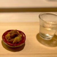すし処 めくみ - 赤ウニ。 今回、魚が少ないので、市場の赤ウニ、全部買い占めてきました！　だって。 スゴいことサラッと言っちゃいますよ、この大将。 赤ウニに赤ウニで作った塩ウニをのせて。 これすごく面白い試みですね。 ウニをウニのソースで食べるフレンチのようでもあります。 この小さな一皿でも軽く１合はいけます。 うーん、この大将、僕を病院送りにするつもりでしょうか。 しあわせすぎ。