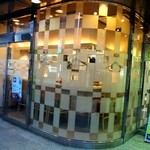 何屋さんか分からない外観