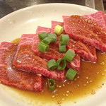 特上ロースの特撰厚切焼。部位はイチボ。にも関わらずこの霜降り！