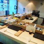 お店はカウンターのみでとっても狭い