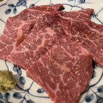 a slice of BEEF ひときれの牛肉 - シンタマ