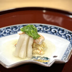 礒田 - 毛蟹と芋茎。
            毛蟹の味がしっかりしていて、芋茎もいい食感。
            いきなりいいお皿♪