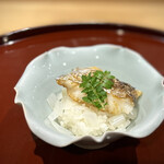 Isoda - ふっくら太刀魚と餅米。新玉葱が瑞々しくて美味。