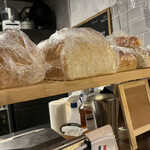 ODETTER - いただいた自家製パン2種。モッチモチでめちゃくちゃ好み！