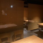 Tori Banya - 簾で仕切られたテーブル席（4名様×5卓）