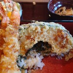 Keishouan Shirotori Sou - 天ぷらとご飯の間にはバラ海苔が挟まれている
                      これもパリッと焼きが入れられてて
                      海苔のいい香りがしてる❕
                      お尋ねすると高級な海苔を使用
                      味わいに隙がなくこれは極上の天重だねえ❕
                      旨い❕