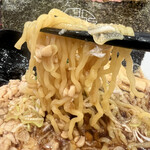 Kona No Kura - 地粉100%の麺。やや太めの縮れ麺は啜り心地が楽しく、これまたSAレベルを凌駕している。