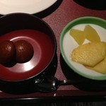 青森屋 - 朝食：デザートは林檎などの果物やヨーグルト以外に饅頭もありました