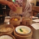 青森屋 - 蒸し物は蒸し点てをマイクで説明しながら、全席に一斉提供