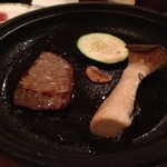 青森屋 - みちのく祭り屋での夕飯：青森県産牛の陶板ステーキ、ズッキーニ、エリンギ、にんにくチップ