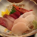 みちのく祭り屋での夕飯：甘エビ、本マグロ、陸奥産ホタテ、水蛸、カンパチ