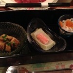 みちのく祭り屋での夕飯：右から紅白なます、枝豆豆腐、アビオス胡麻和え